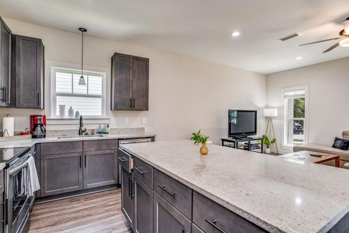 Beach Flow Bungalow-Mins To Downtown-Dining-Base بينساكولا المظهر الخارجي الصورة