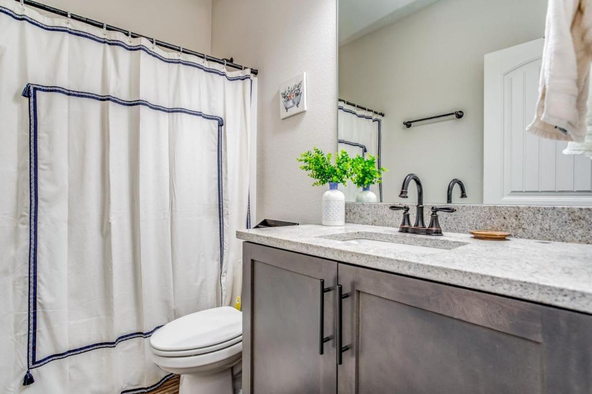 Beach Flow Bungalow-Mins To Downtown-Dining-Base بينساكولا المظهر الخارجي الصورة