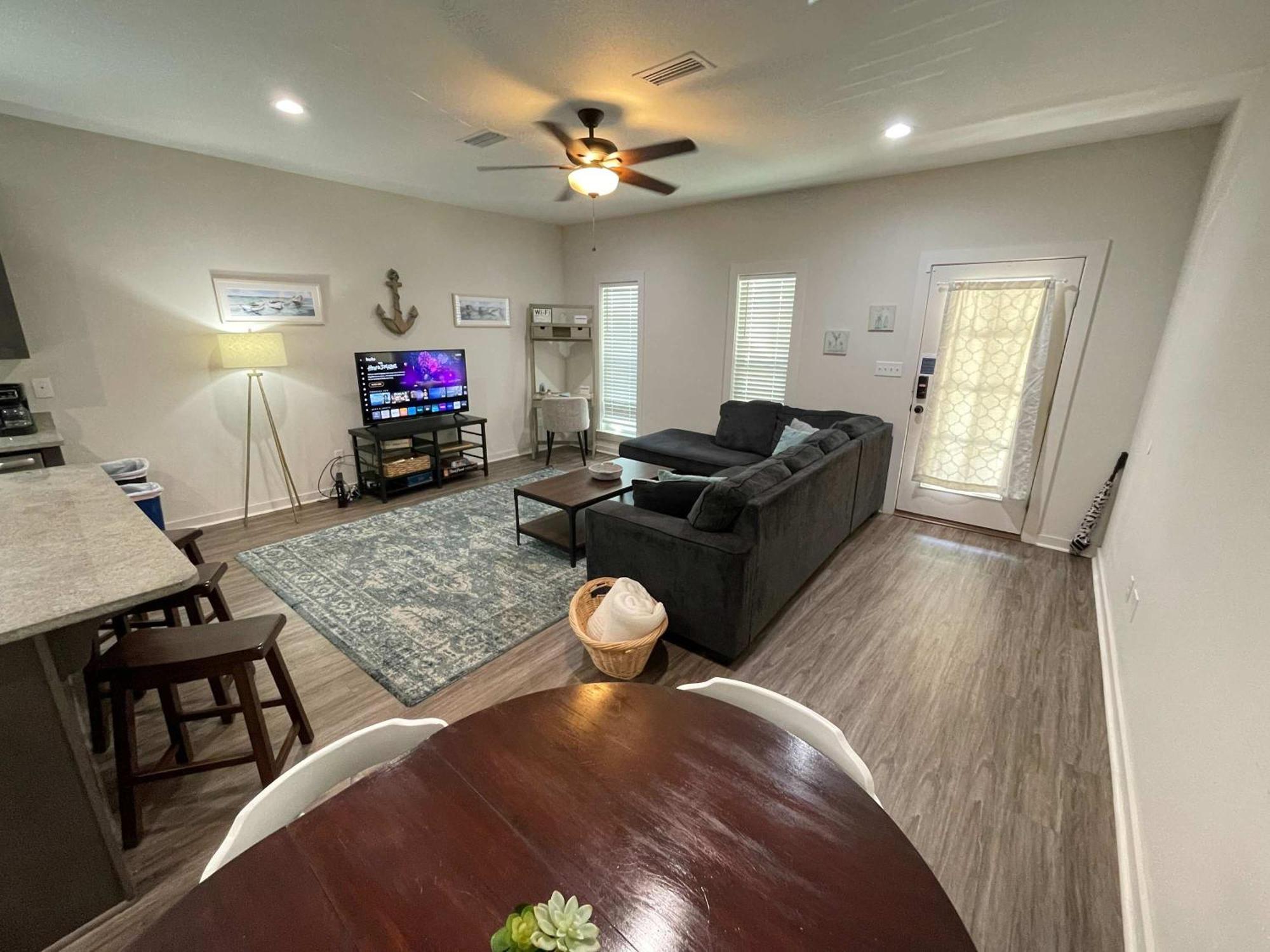 Beach Flow Bungalow-Mins To Downtown-Dining-Base بينساكولا المظهر الخارجي الصورة