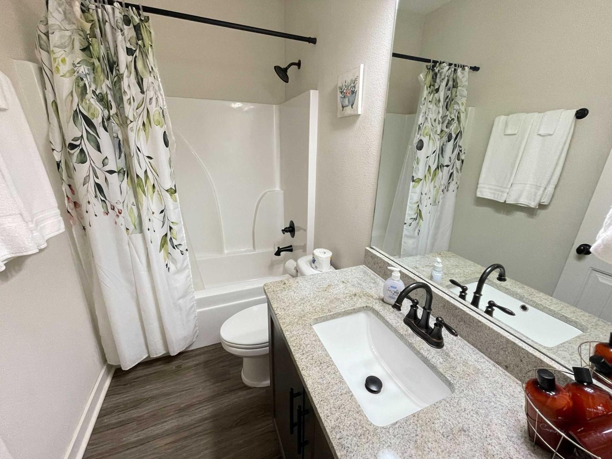 Beach Flow Bungalow-Mins To Downtown-Dining-Base بينساكولا المظهر الخارجي الصورة